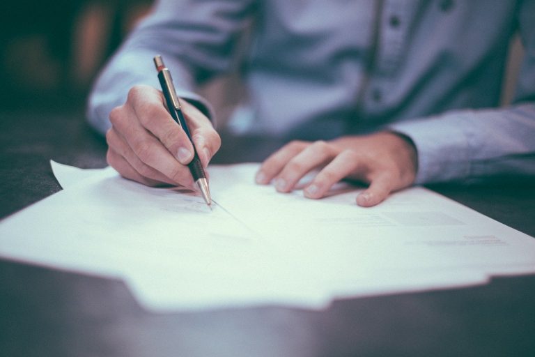 Comment signer des documents en tant que mandataire ?