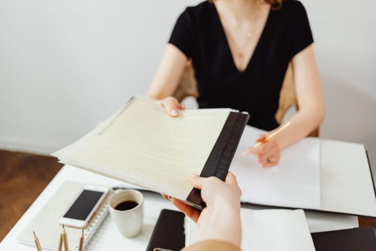 Gros plan d'un échange de documents commerciaux sur un bureau