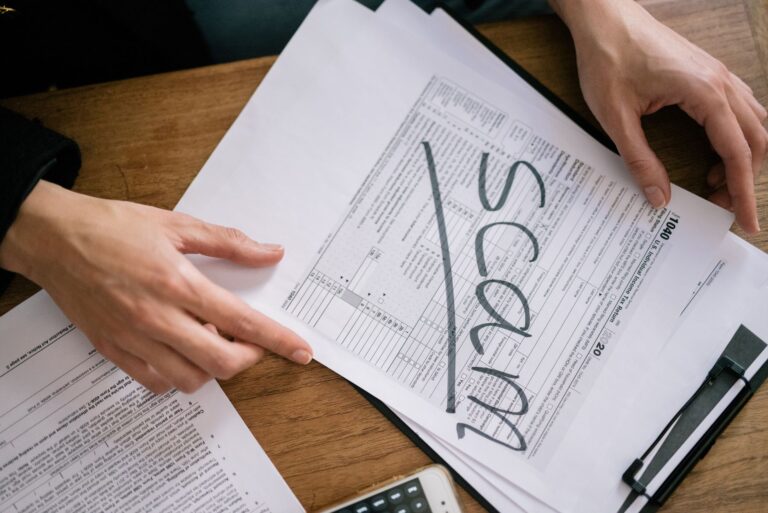 Documents mettant en évidence la fraude fiscale avec le mot 'escroquerie' sur les formulaires fiscaux.