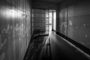 Mineurs sortis de prison : une liberté sous contrôle judiciaire